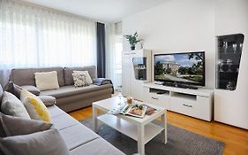 Spacious 2BDR Apartment near Business District